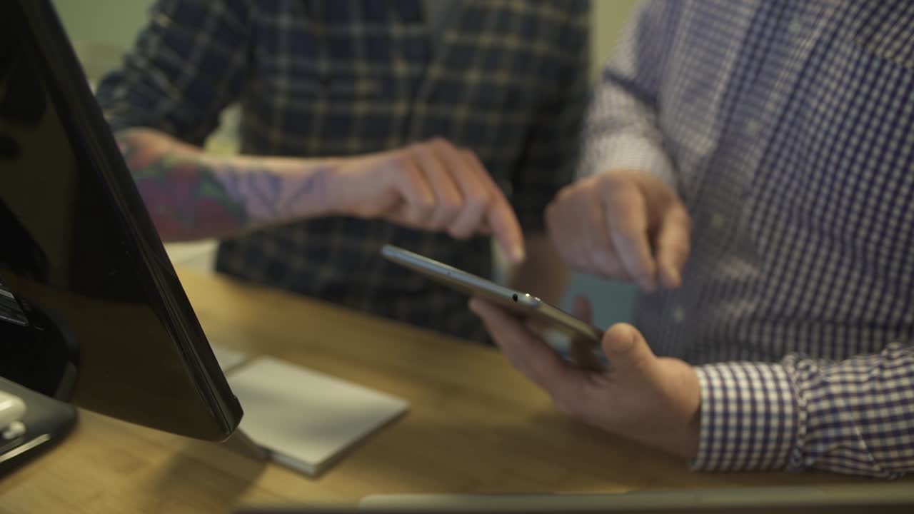 imágenes de ubicación de personas que usan tecnología informática en el trabajo diario de negocios y oficina