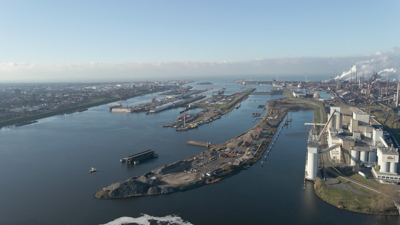 세계에서 가장 큰 선박 자물쇠인 ijmuiden sluis의 넓은 공중