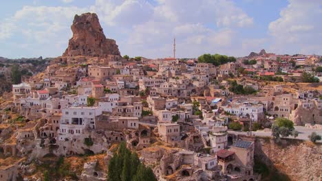un pueblo en el centro de turquía en la región de capadocia