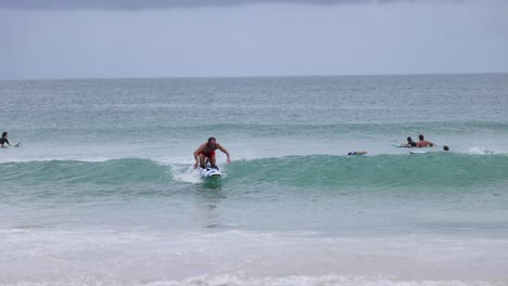 sequenz eines surfers, der auf einer kleinen welle reitet