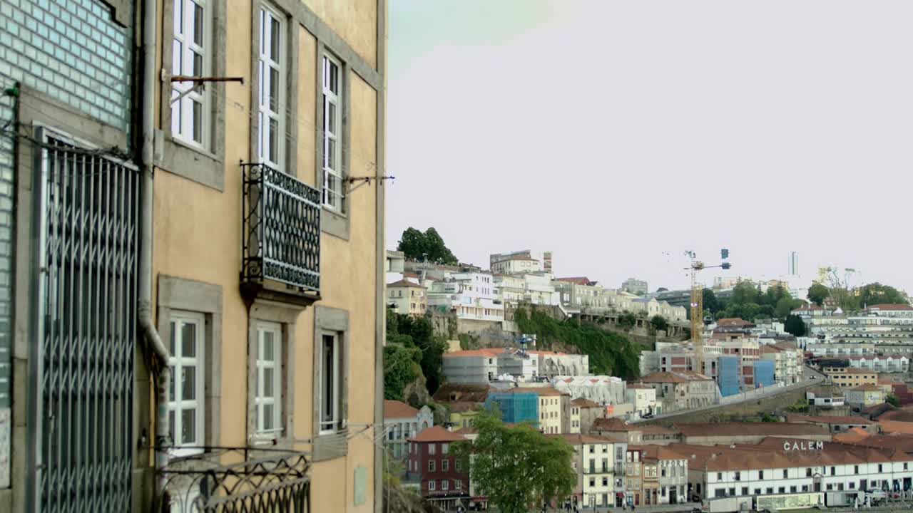 Una facciata di casa con la città sullo sfondo a Porto, Portogallo