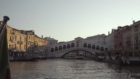 Plano-General-De-La-Bandera-Italiana-Y-El-Puente-Ponte-Di-Rialto-En-La-Mañana-Sin-Gente,-Venecia,-Italia