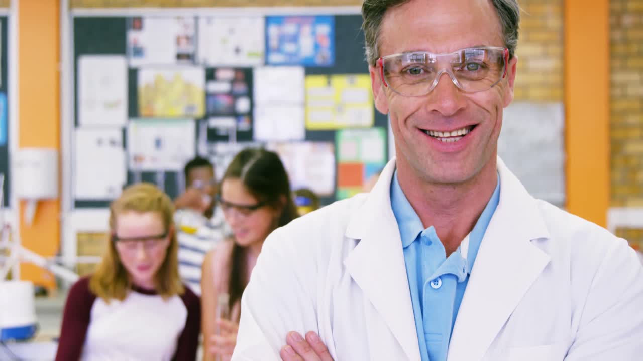 팔 을  ⁇ 은 채 서 있는 자신감 있는 교사 의 초상화 4k