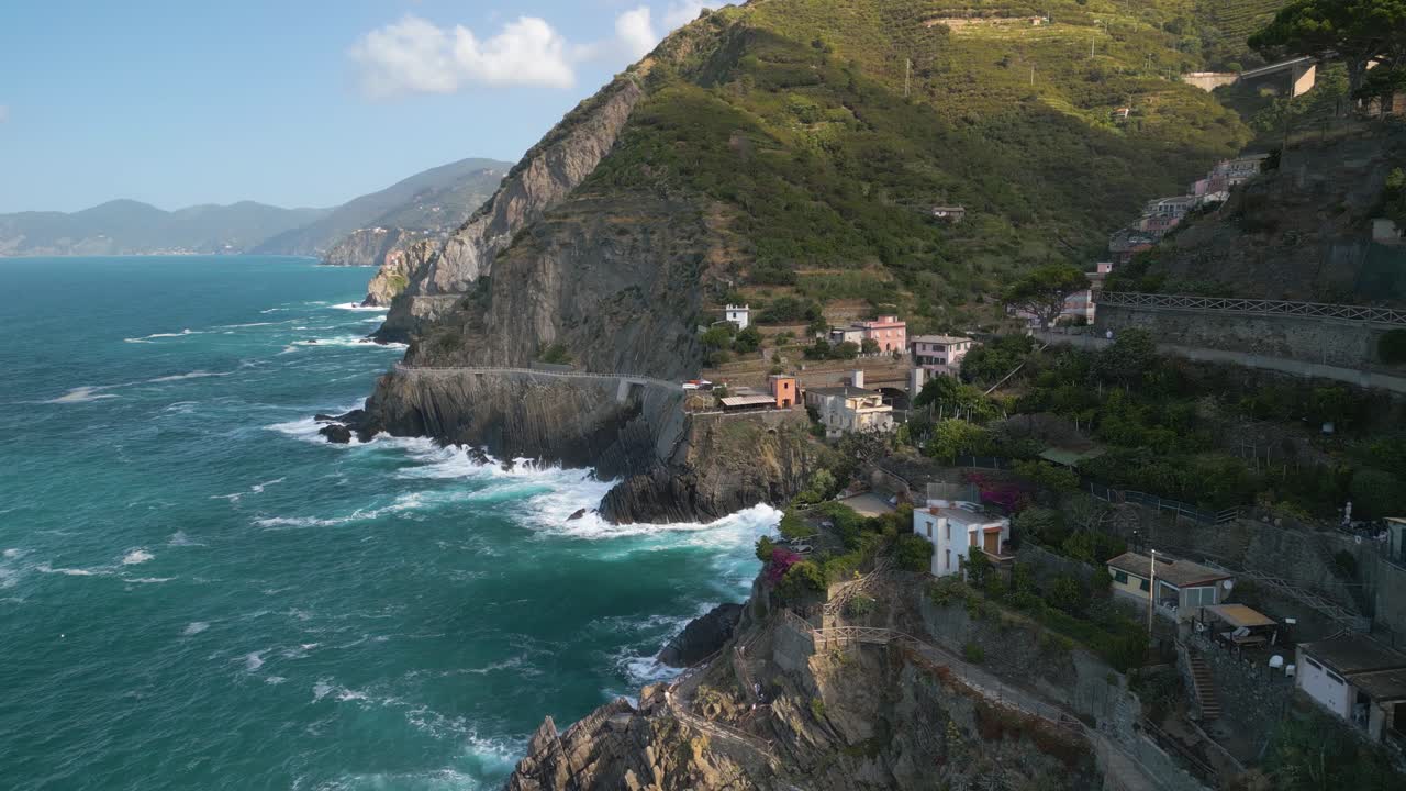 드론 촬영은 믿을 수 없는 cinque terre 해안선을 보여줍니다.