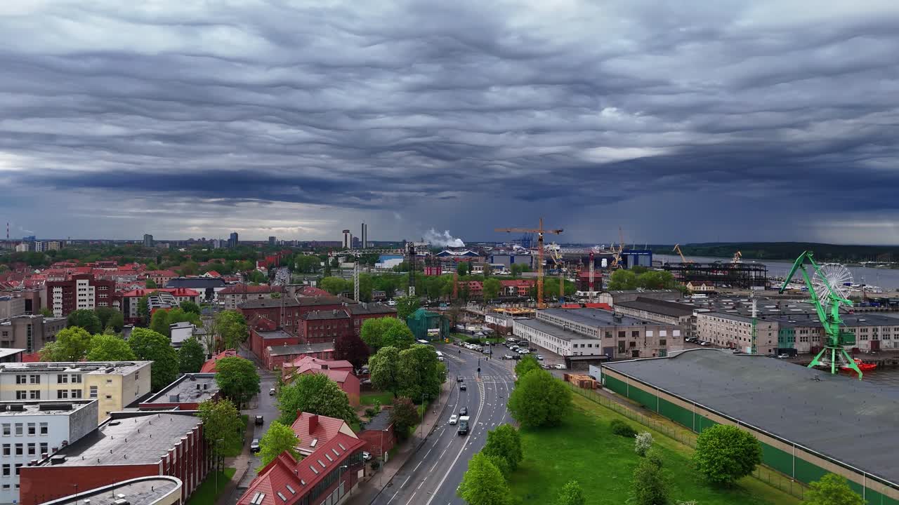 흐린 비가 오는 하늘 아래 발트해 연안의 클라이페다 시의 공중 사진