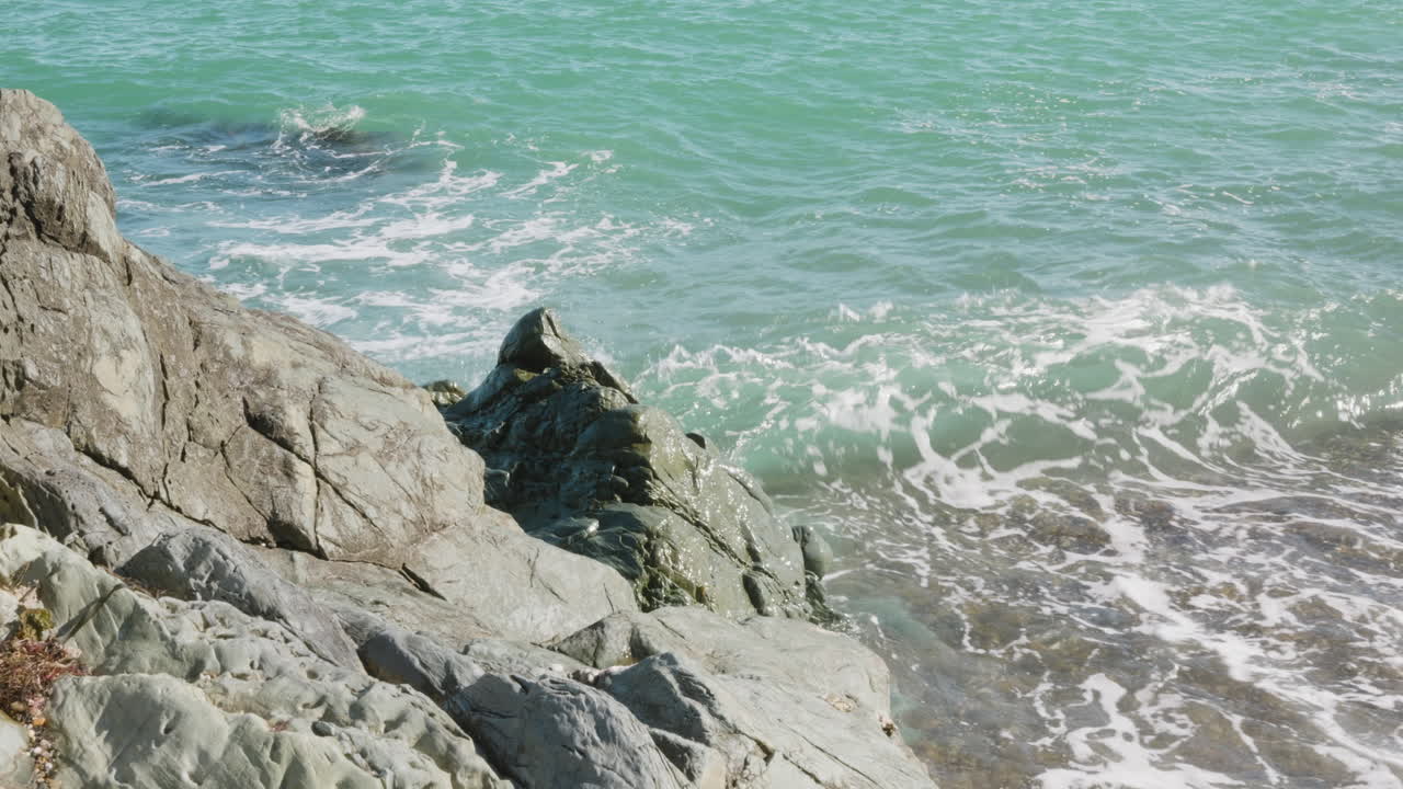 Le rocce sulle spiagge di Greystones, Irlanda, e l'oceano che le lambisce