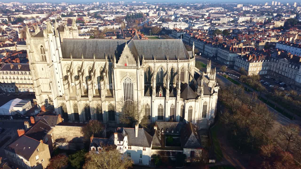 Ripresa aerea panoramica che rivela il lato della Cattedrale di Nantes in piena luce solare