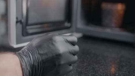 heating food in microwave with gloves