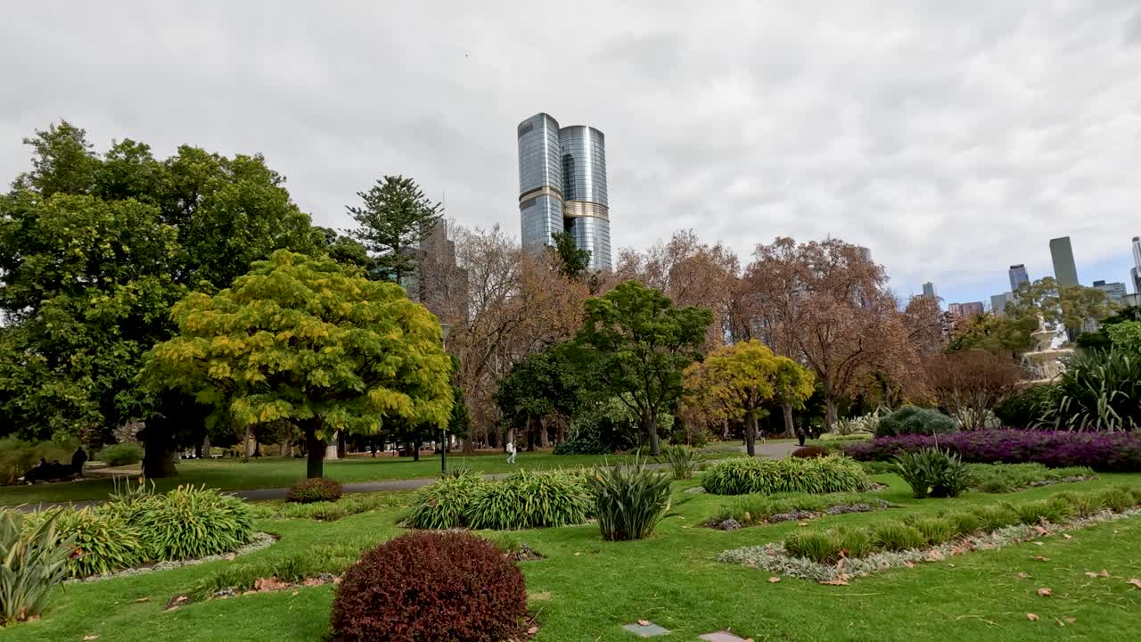 exuberante vegetación con el horizonte de la ciudad como telón de fondo