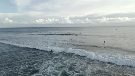 Surfer-Auf-Einer-Welle,-Gefilmt-Von-Einer-Drohne