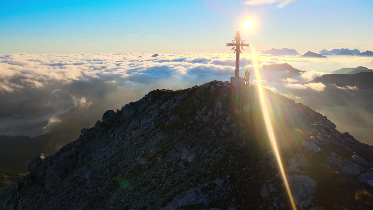 vuelo cinematográfico en los alpes al amanecer
