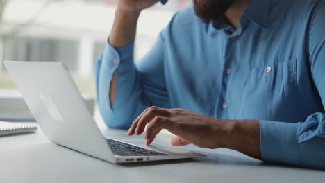 Männliche-Hand-Mit-Touchpad-Des-Laptops.