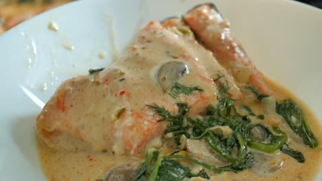 salmón cremoso con espinaca y setas