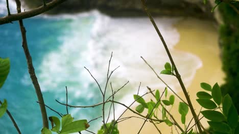 increíble foto reveladora de la playa de kelingking mientras las olas llegan a la playa