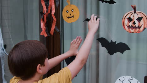 niño celebrando halloween