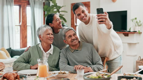 Abendessen,-Selfie-Und-Essen-Mit-Der-Großen-Familie-Am-Tisch