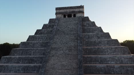 gran pirámide de chichén itzá durante una puesta de sol