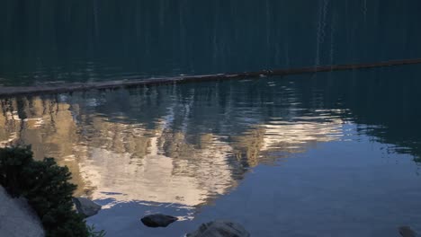 reflexión del espejo a través del parque de joffre lakes en pemberton en columbia británica, canadá