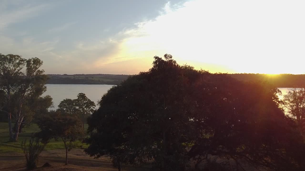 Filmagem aérea cinematográfica do pôr do sol em Misiones, Jardín América, Argentina, Drone