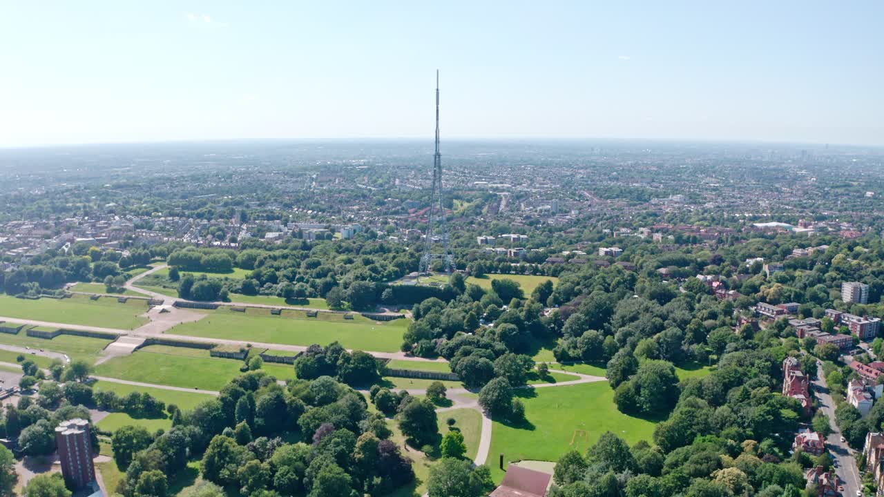 크리스탈 팔레스 라디오 타워 송신 스테이션을 향해 드론이 발사되었습니다.