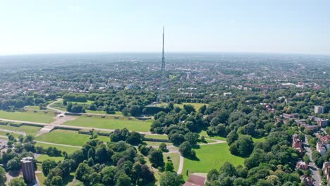 Die-Aufsteigende-Dolly-Vorwärtsdrohne-Schoss-In-Richtung-Der-Sendestation-Des-Crystal-Palace-Funkturms