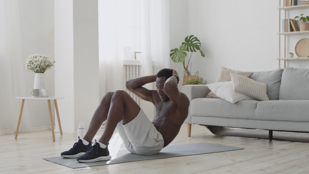 hombre haciendo abdominales en casa