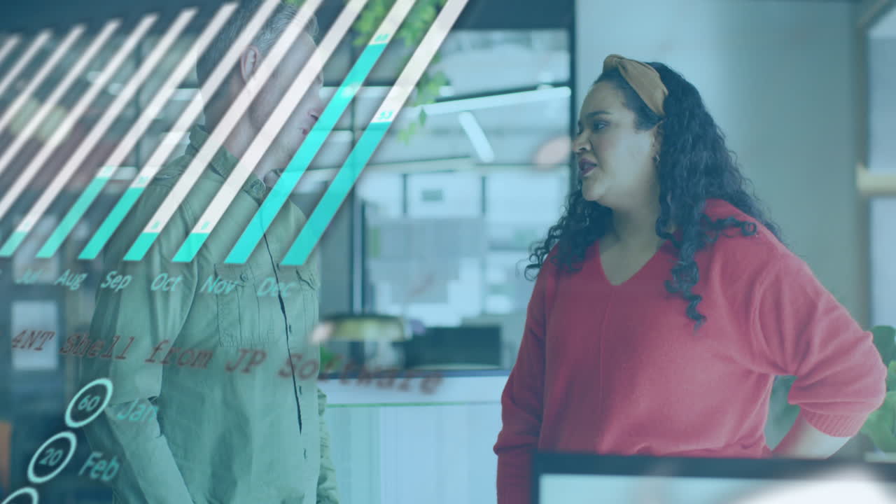 animación de gráficos, globos y lenguaje informático sobre diversos compañeros de trabajo discutiendo en la oficina