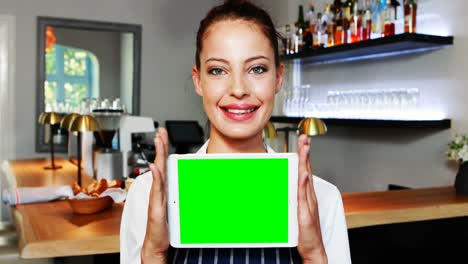 retrato de una hermosa camarera con una tableta digital en el mostrador