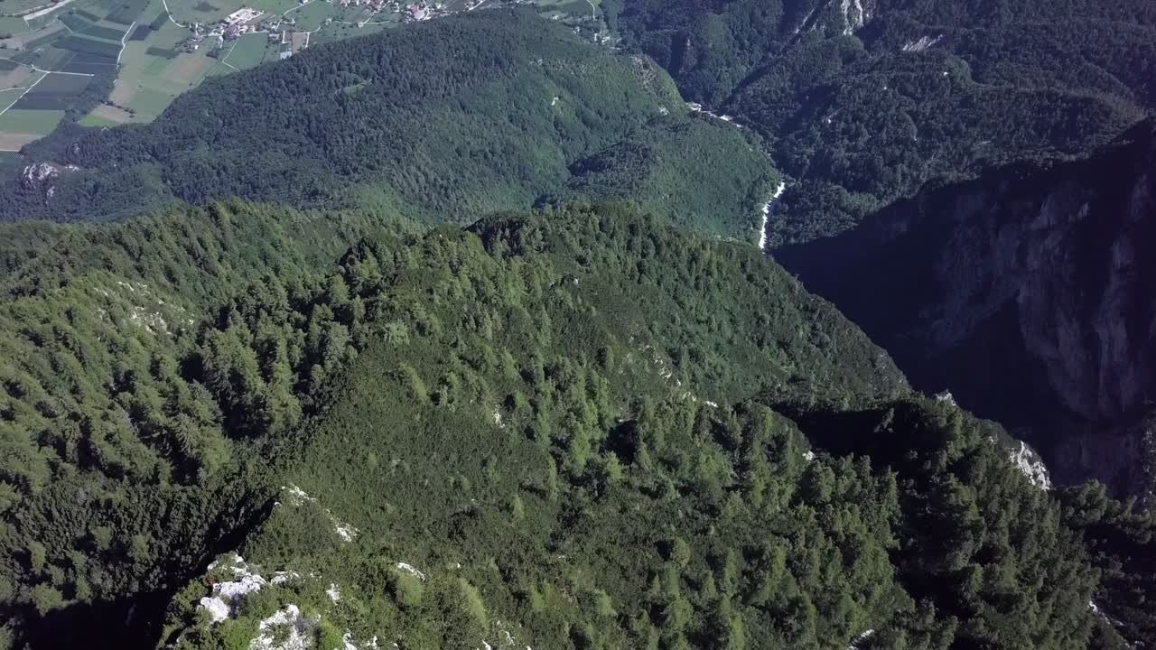 toma de tipo revelación aérea que comienza con una vista superior de cima vezzena, también llamada pizzo di levico, y termina con vistas panorámicas de trentino, italia