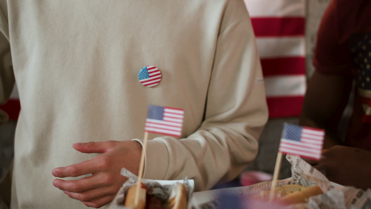 7월 4일을 축하하는 친구들