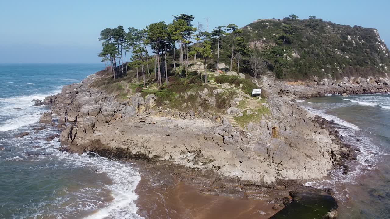 вид с воздуха с беспилотника на остров сан-николас на пляже лекитио в стране басков