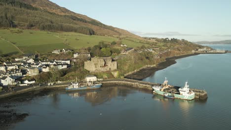 Castillo-Y-Puerto-De-Carlingford-En-El-Condado-De-Louth,-Irlanda,-Con-Barcos-Y-Colinas,-Vista-Aérea