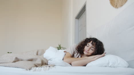 mujer en la cama