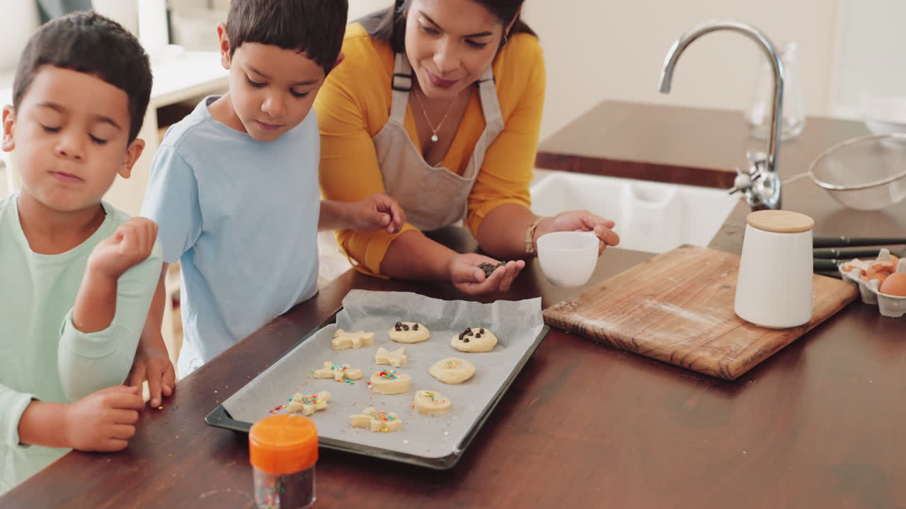 galletas, mamá o los niños horneando en la cocina como