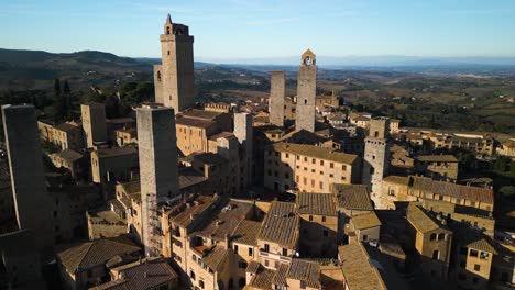 el dron vuela más allá de las torres medievales en san gimignano, siena, toscana, italia