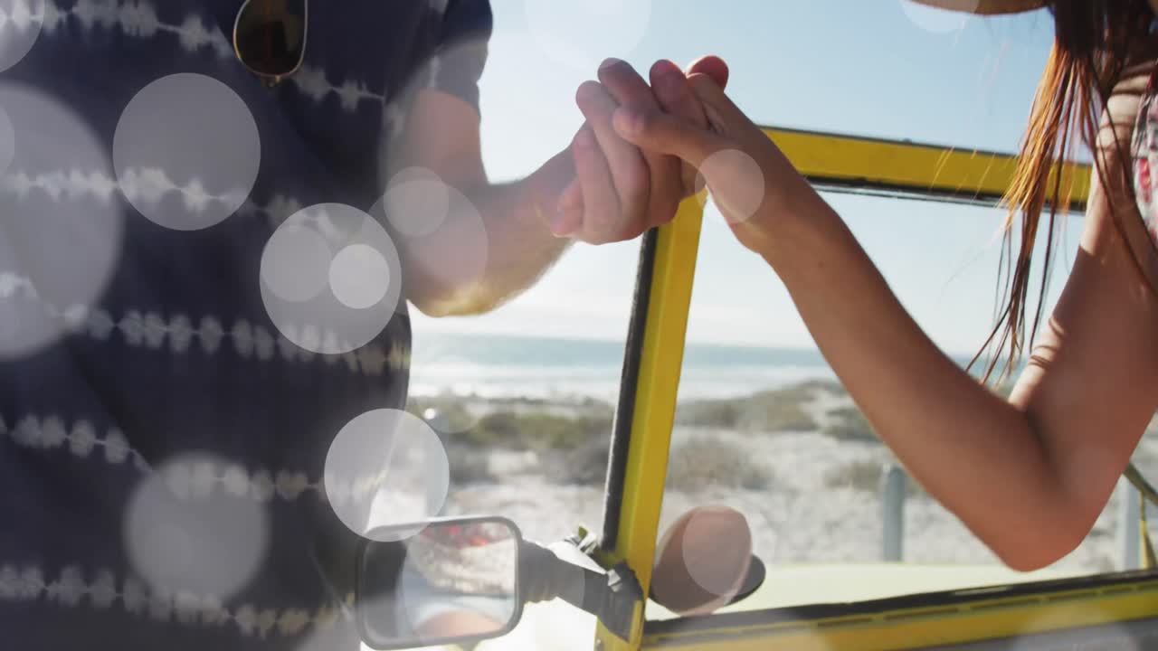 animación de puntos sobre pareja caucásica en la playa