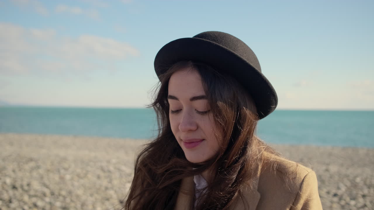 Donna sulla spiaggia