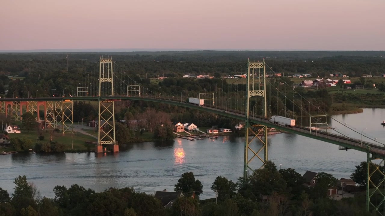 Ilmakuva Tuhatsaarten sillasta auringonlaskun aikaan. Kuvattu kesäpäivänä New Yorkin osavaltiossa.