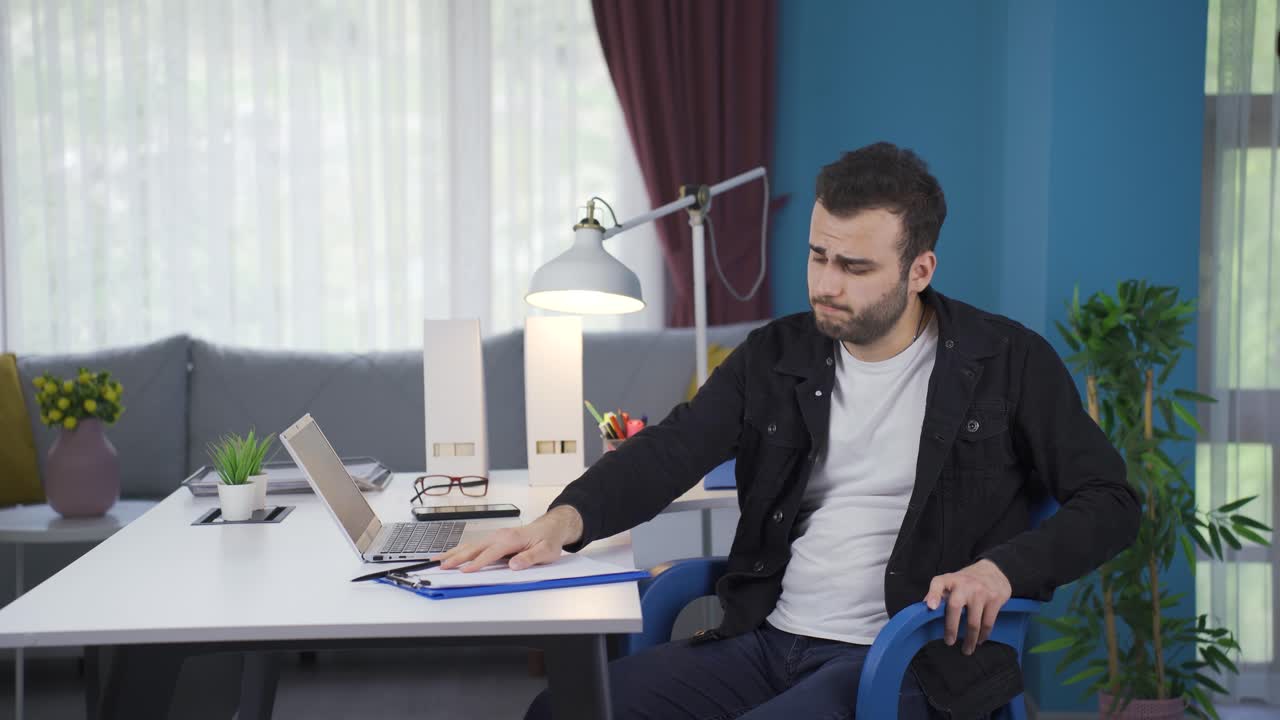 hombre de negocios independiente que está aburrido y cansado del trabajo.