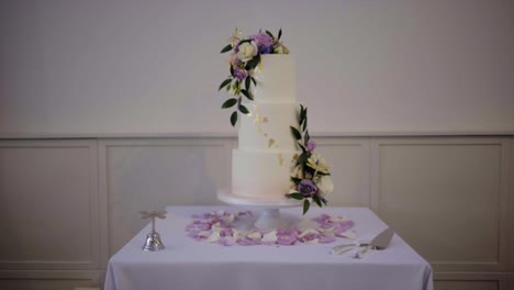 dolly en el pastel de bodas con hermosa decoración y flores.