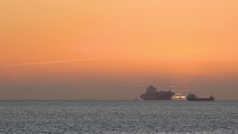 Puesta-De-Sol-Naranja-Con-Velero-En-El-Océano