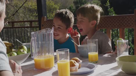 familia desayunando juntos al aire libre