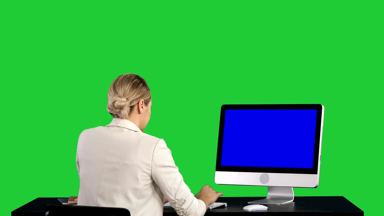 mujer trabajando en el monitor en la oficina en una pantalla verde, clave de croma. pantalla azul muestra de maqueta