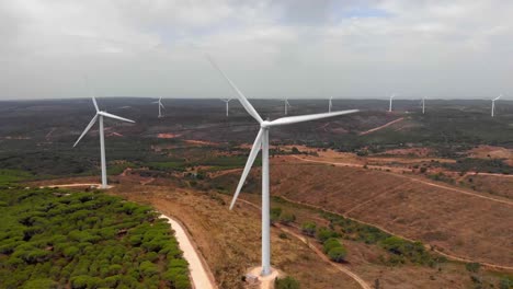 Toma-Aérea-De-Un-Parque-Eólico-En-Barao-De-Sao-Joao,-Portugal,-Al-Nivel-De-La-Parte-Superior-De-Las-Turbinas