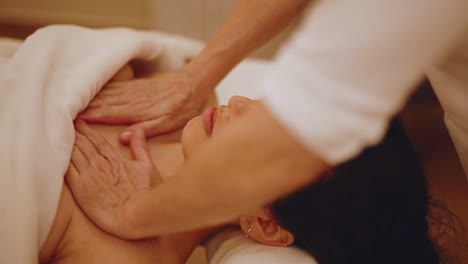 Healthful-shoulder-section-curing-hand-massage