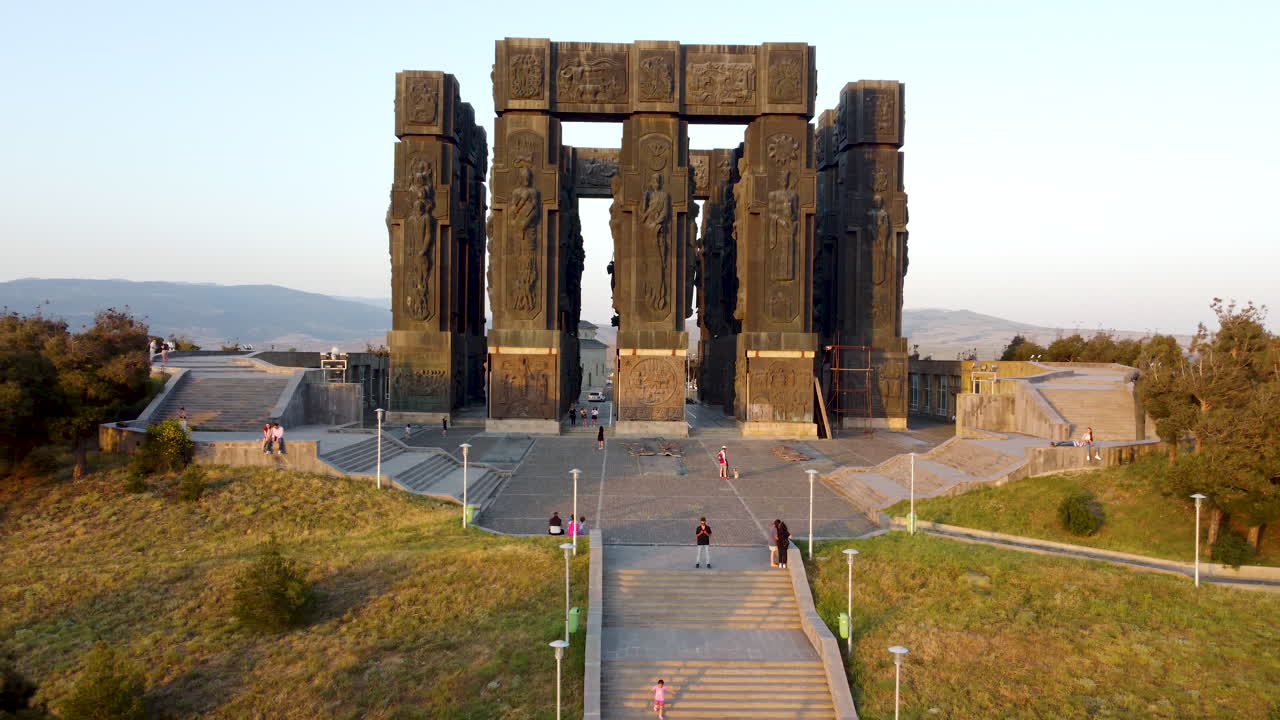 некоторые из 16 шестнадцати больших колонн грузинского стоунхенджа