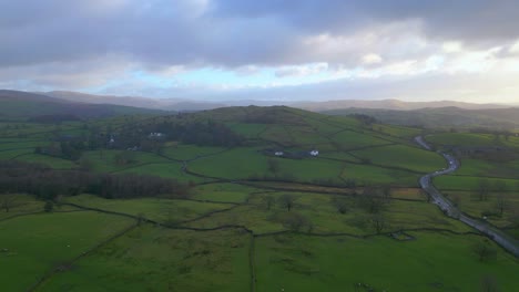 A591-Carretera-A-Lo-Largo-De-Las-Verdes-Colinas-Y-Prados-Al-Amanecer-En-El-Parque-Nacional-Del-Distrito-De-Los-Lagos,-Windermere,-Inglaterra