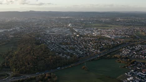 toma aérea de drones del centro de la ciudad alemana de kassel en alemania, hessen, europa