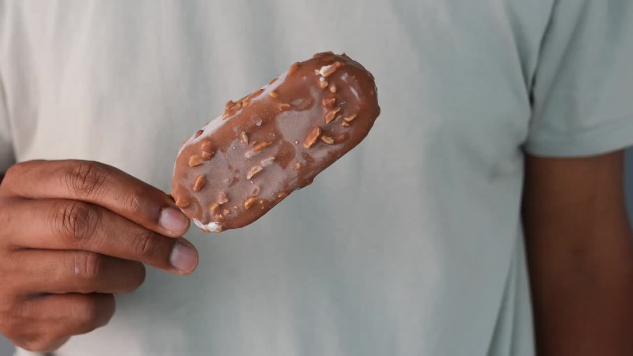Chokoladeovertrukket ispind med nødder
