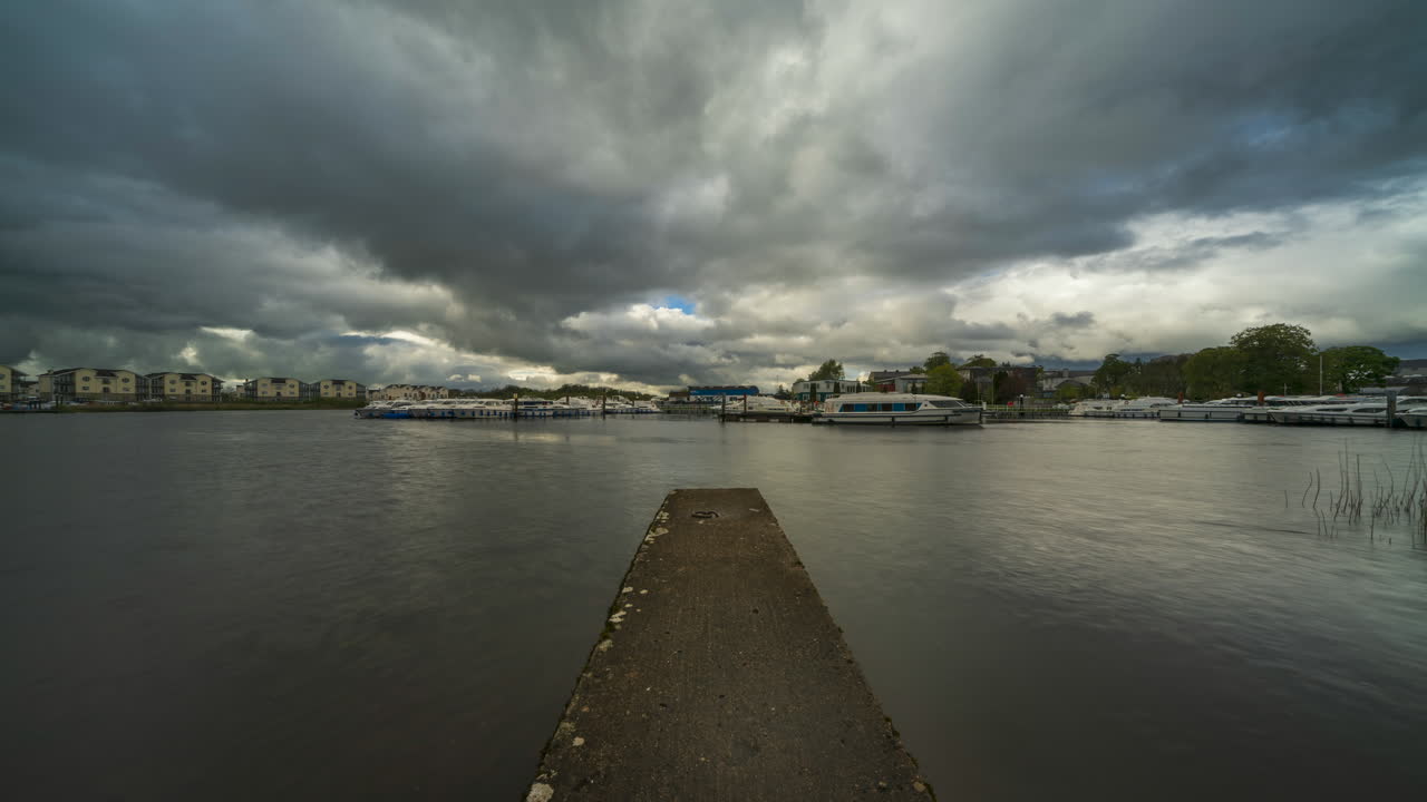 timelapse de carrick en la ciudad de shannon en el condado de leitrim y roscommon con nubes en movimiento en el río shannon en irlanda